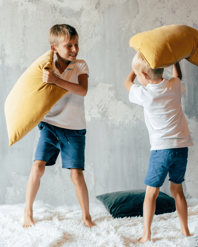 Kinder spielen mit Gewichtskissen