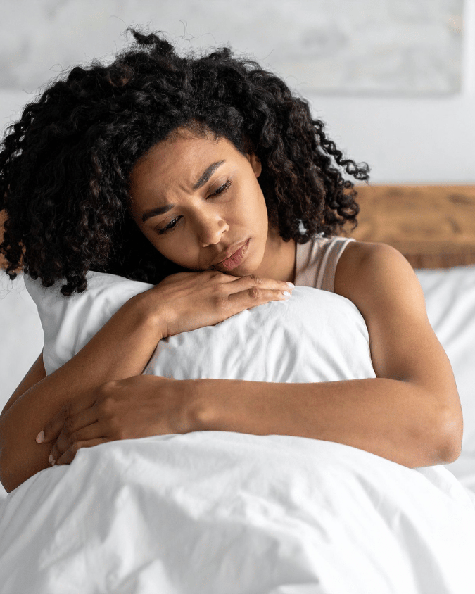 Frau hält Gewichtskissen im Arm